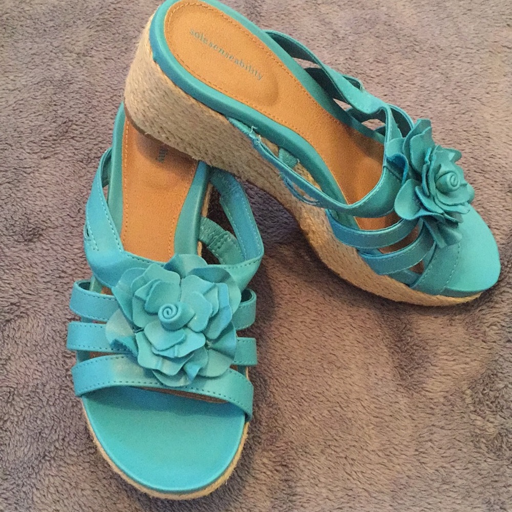 NEW Flower wedge sandals